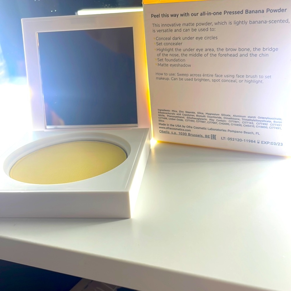 OFRA Banana Powder, brightening and setting powder